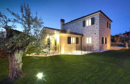 Labinci Villa | Villa Santa Domenica near Poreč with play room, beautiful tavern & garden