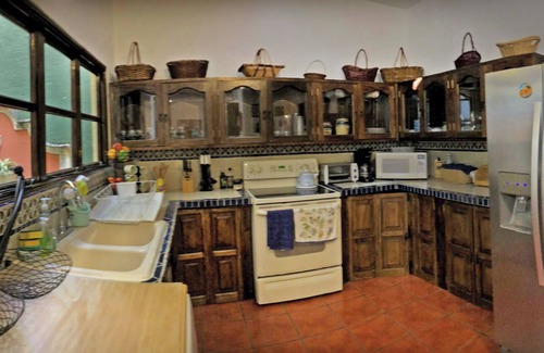 Antigua Guatemala Villa | Villa Santiago - Charming Villa in Antigua Guatemala, Volcano Views and WiFi.