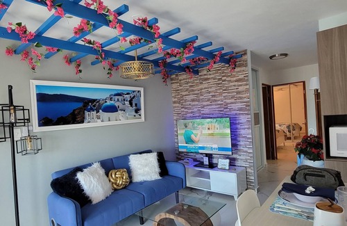 Cerro Gordo Apartamento | Villa Santorini 3-bedroom apartment in welcoming Bayamón with WiFi, AC. Enjoy