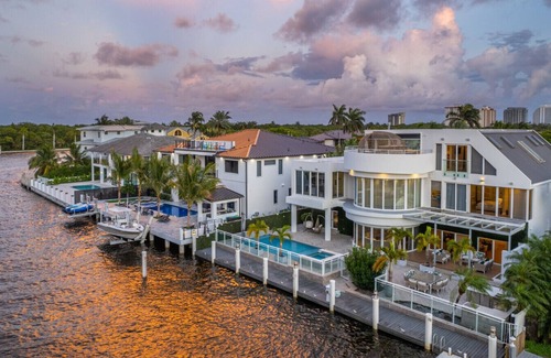 Birch Park Finger Streets Villa | Villa Seminole: Luxurious Waterfront Retreat with Pool, Gym & Hot Tub