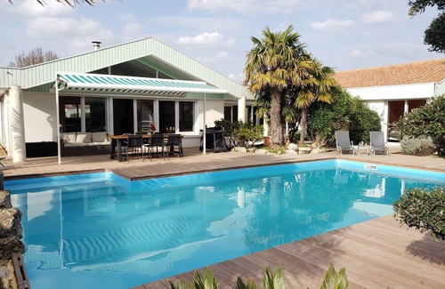Nieul-sur-Mer Casa | Villa Seychelles, swimming pool, tropical garden, wooden terrace, close to the sea