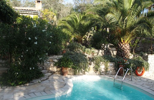 Magazia Casa | Villa Shu Shu. Lugar privado y tranquilo con piscina en amplios jardines amurallados