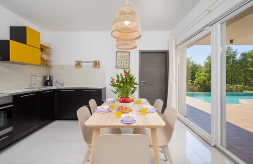 Svetvincenat Villa | , Ideal para experimentar Nueva villa de diseño con piscina grande para toda Istria