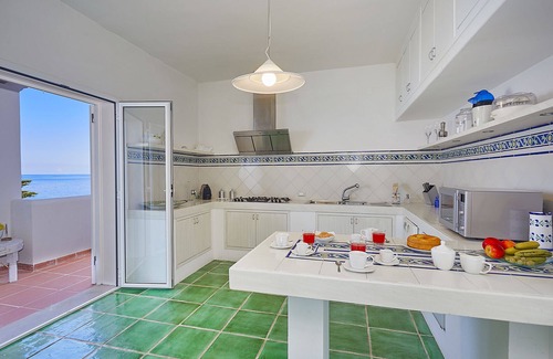 Bagheria Villa | Villa Smeraldo en el mar, con piscina y jardín.