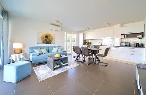 Njivice Apartamento | VILLA SOLIS LACUS modern Apartment - private heated pool - Air Conditioning -Smart TV - Free parking