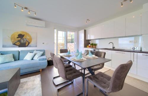 Njivice Apartamento | VILLA SOLIS LACUS modern Apartment - private heated pool - Air Conditioning -Smart TV - Free parking