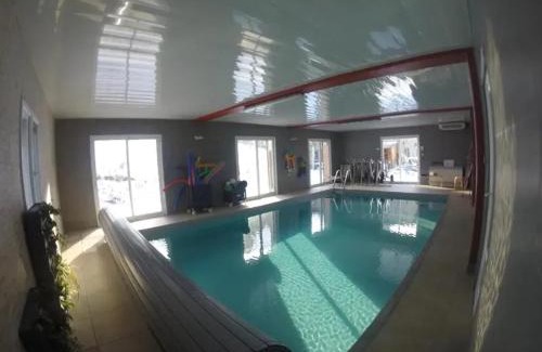 Saint-Sauveur-en-Rue Chalet De Esquí | Villa spacieuse avec piscine à Saint-Sauveur-en-Rue