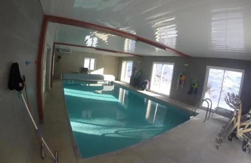 Saint-Sauveur-en-Rue Chalet De Esquí | Villa spacieuse avec piscine à Saint-Sauveur-en-Rue