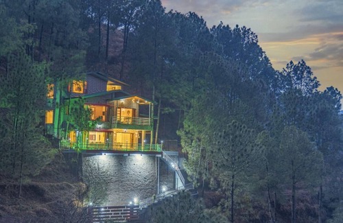 Dharampur Cabaña | Villa Sparklewoods ,Nestled in the heart of Himachal’s lush greenery,!