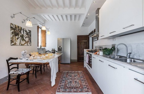 Massa e Cozzile Villa | Villa Splendente: una encantadora villa histórica en tres plantas situada en una posición aislada en las laderas de una colina cubierta de olivos.