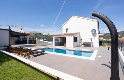 Vinisce Villa | Villa Stone - Pool house 100 meters from the beach
