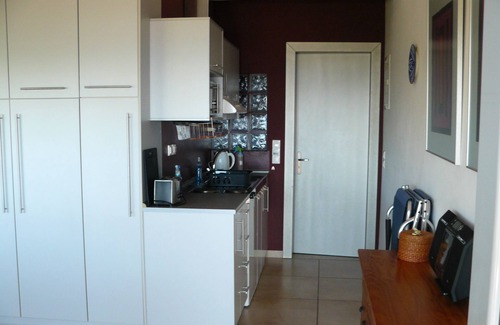 Ferma Apartamento | Villa-Estudio, vista al mar, moderno, elegante, a 10 minutos de la playa, terraza, jardín.
