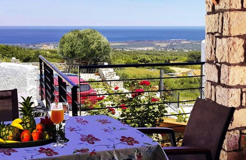 Agia Triada Villa | Impresionantes vistas al mar ya la montaña, piscina y hamacas en la terraza de la azotea, además de área para niños