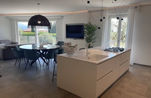 Gardone Riviera Villa | Villa rodeada de vegetación con espléndidas vistas al lago.