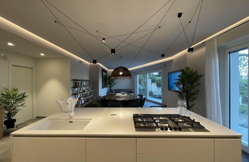 Gardone Riviera Villa | Villa rodeada de vegetación con espléndidas vistas al lago.