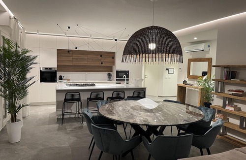 Gardone Riviera Villa | Villa rodeada de vegetación con espléndidas vistas al lago.