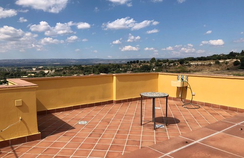 Syracuse Villa | Villa rodeada de vegetación a tiro de piedra del castillo de Eurialo