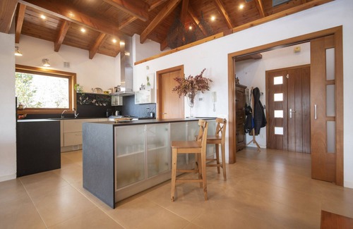 Torrelles de Llobregat Villa | Villa con piscina infinita y vistas, BCN a 20min