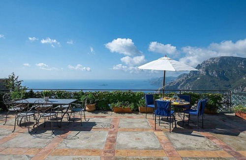Nocelle Villa | Villa Tecla B: una característica villa de dos pisos frente al sol y el mar.