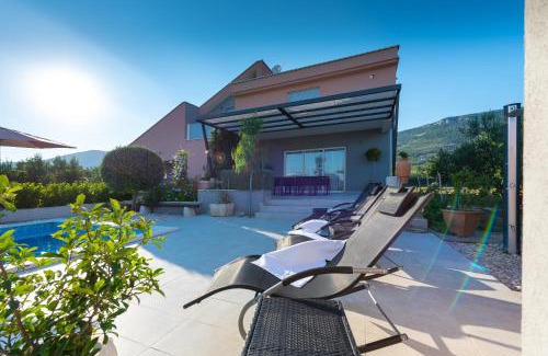 Kastel Stari Villa | Villa Toni with 5 bedrooms and heated pool