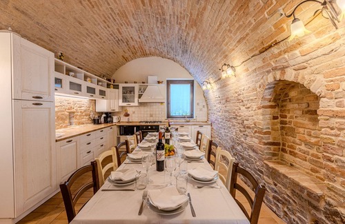 Ripatransone Villa | Torre Villa con piscina y vista al mar en las laderas de Ripatransone, en la tierra del vino Rosso Piceno