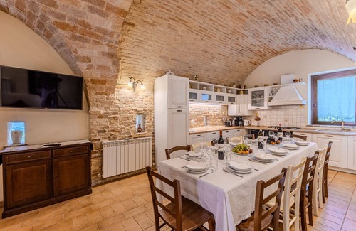 Ripatransone Villa | Torre Villa con piscina y vista al mar en las laderas de Ripatransone, en la tierra del vino Rosso Piceno