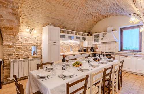 Ripatransone Villa | Torre Villa con piscina y vista al mar en las laderas de Ripatransone, en la tierra del vino Rosso Piceno