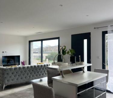 Manosque Casa | Villa tout confort en Provence avec Piscine, ainsi qu'un parking privé