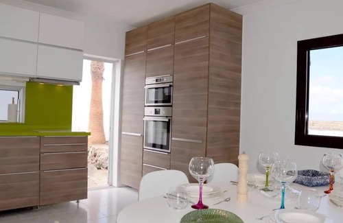Charco del Palo Villa | Villa Tranquilidad con increíble terraza privada y piscina climatizada