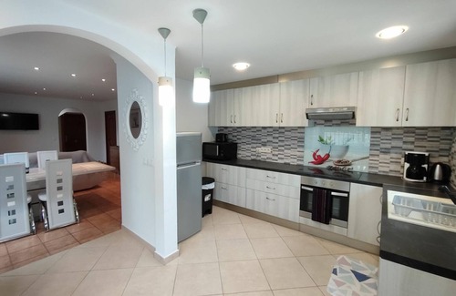 Calafat Casa | Villa con Piscina Privada y Encanto: Relájate con Vista al Mar en la Costa Dorada