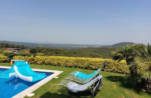 Begur Villa | Villa 'Tres Olivos - Begur' con vistas a la montaña, Wi-Fi y aire acondicionado.