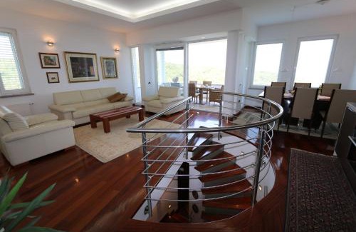 Silo Villa | Villa Tripalo