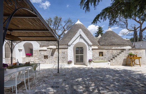 Selva di Fasano Villa | Villa 'Trulli Del Minareto' con vistas a la montaña, terraza privada y Wi-Fi