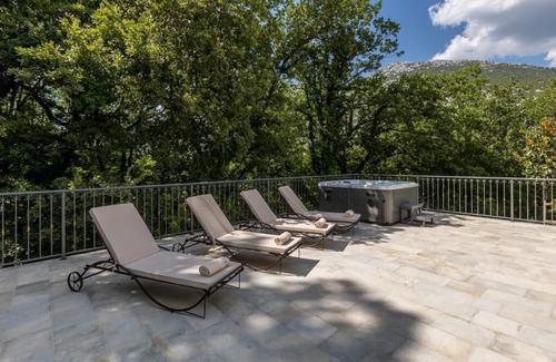Omis Villa | Villa u rusticnom stilu okružena šumom njegovanim vrtom za odmor, grijani bazen