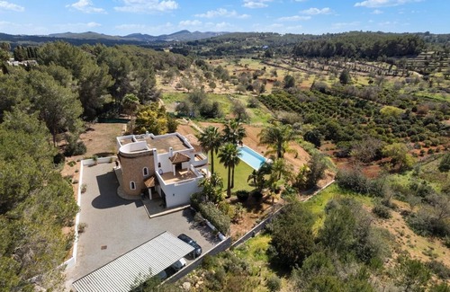 Sant Rafael de Sa Creu Villa | Villa Universe – Tranquilidad y ubicación estratégica en el corazón de Ibiza.