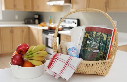 Wasaga Beach Casa | VILLA UPPER & LOWER SPECIAL RATES SLEEPS 15, VERY CLOSE TO BEACH ACCESS,