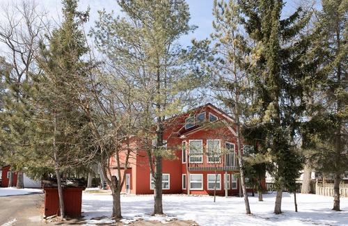 Wasaga Beach Casa | VILLA UPPER & LOWER SPECIAL RATES SLEEPS 15, VERY CLOSE TO BEACH ACCESS,