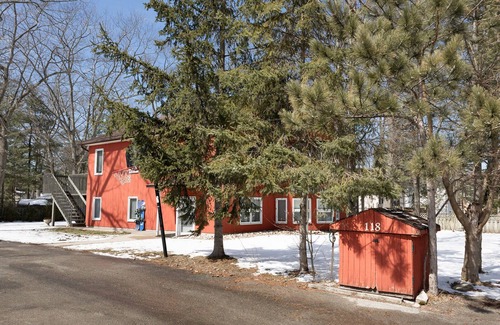 Wasaga Beach Casa | VILLA UPPER & LOWER SPECIAL RATES SLEEPS 15, VERY CLOSE TO BEACH ACCESS,