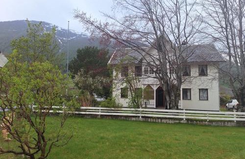 Nesset Casa | Villa ved sjøen og fjellene