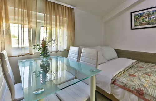 Maini Casa | Villa Velzon Guesthouse