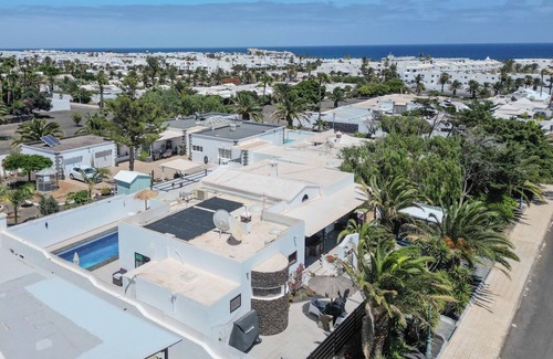 Costa Teguise Villa | Villa de lujo con piscina cerrada ideal familias jóvenes