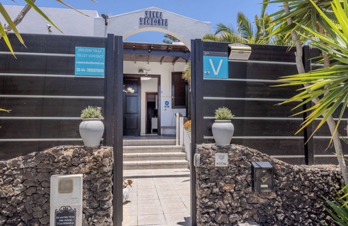 Costa Teguise Villa | Villa de lujo con piscina cerrada ideal familias jóvenes