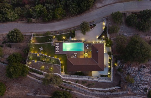 Aetos Casa | Villa Vilatoria- Villa de lujo con piscina y vista majestuosa.