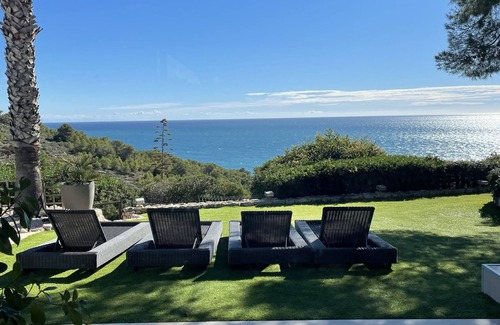 Sitges Villa | Villa Vista, Impresionantes Vistas al Mar, Elegante, Recién Renovada Ubicación Tranquila C