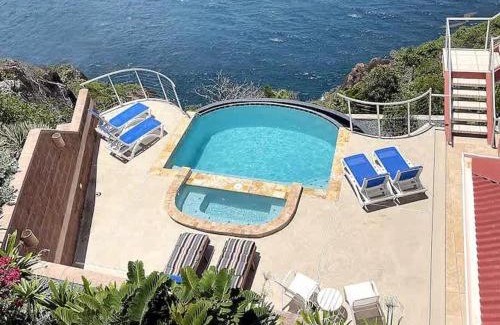Peterborg Casa | Villa Vista Oceanfront 4BR - Infinity Pool - Views