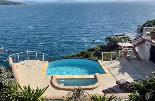 Peterborg Casa | Villa Vista Oceanfront 4BR - Infinity Pool - Views