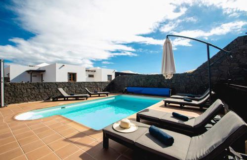 Playa Blanca Villa | Villa Vista Reina - Luxury 6 Bedroom - Heated Pool- Views - Pool Table - Vista Lobos - Playa Blanca