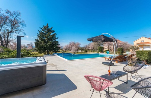Tinj Villa | Villa Vito with large pool, jacuzzi and children's pool