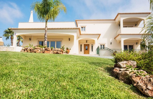 Montechoro Villa | Villa w/ heatable pool & BBQ in Albufeira