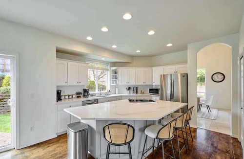 McMinnville Casa | Villa w Hot Tub Firepit Game Room and EV Charger!
